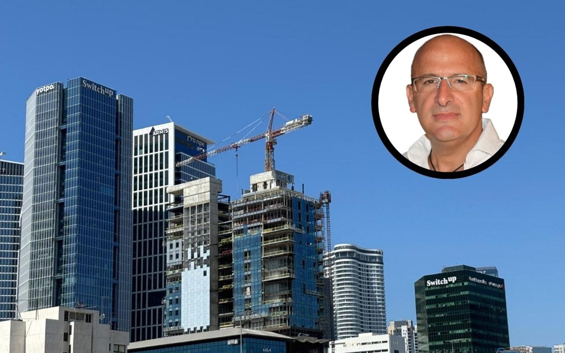 אמיר רוזנבלום על רקע המגדלים בתל אביב צילומים יחצ אלכסנדר כץ אמיר רוזנבלום על רקע המגדלים בתל אביב (צילומים: יח"צ, אלכסנדר כץ)