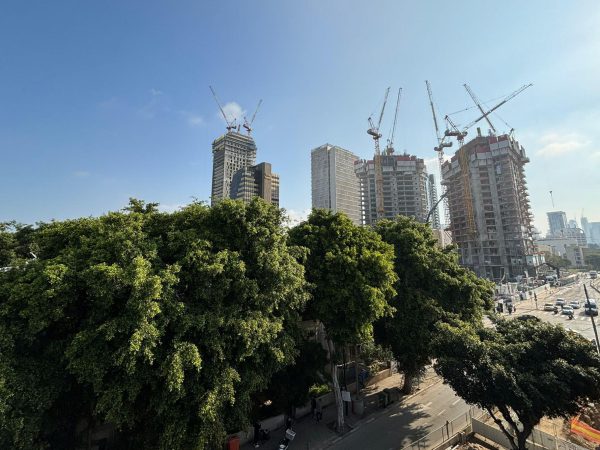 כמעט 68 אלף דירות עדיין לא נמכרו. בניינים בבנייה בתל אביב (צילום: אלכסנדר כץ)
