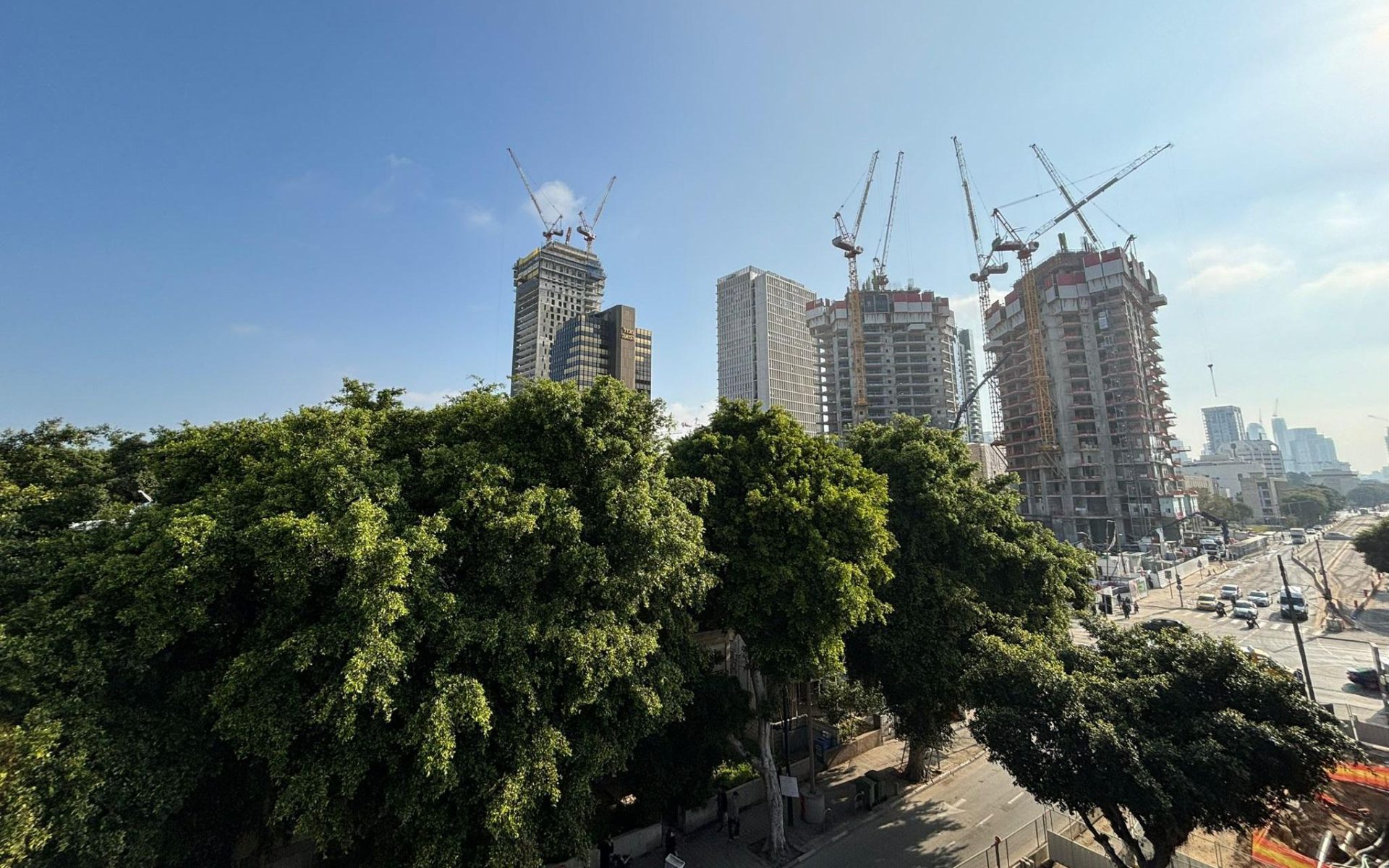 כמעט 68 אלף דירות עדיין לא נמכרו. בניינים בבנייה בתל אביב (צילום: אלכסנדר כץ)