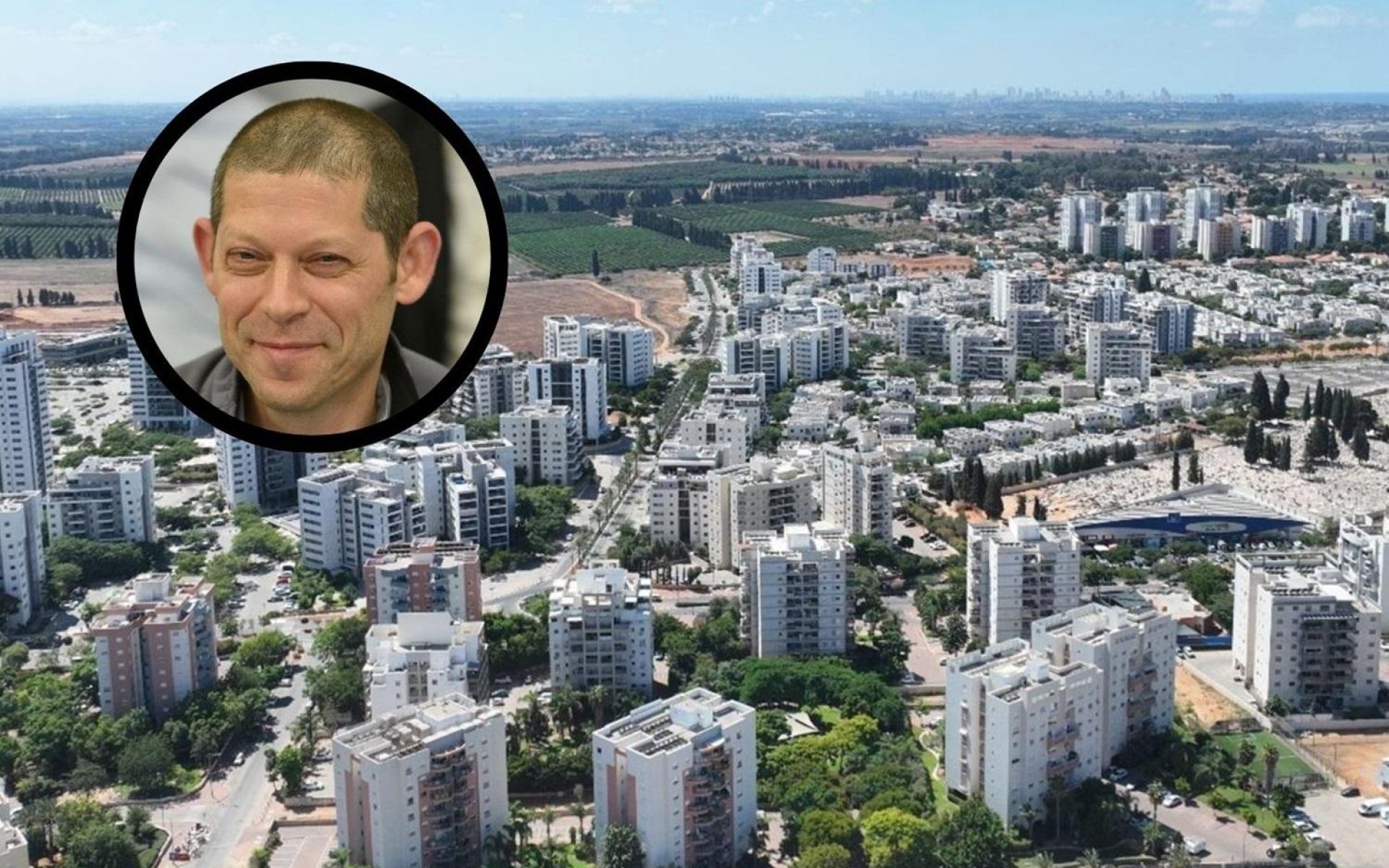 אדריכל ארז טל על רקע העיר חדרה (צילומים: באדיבות עיריית חדרה, באדיבות עיריית נתניה)