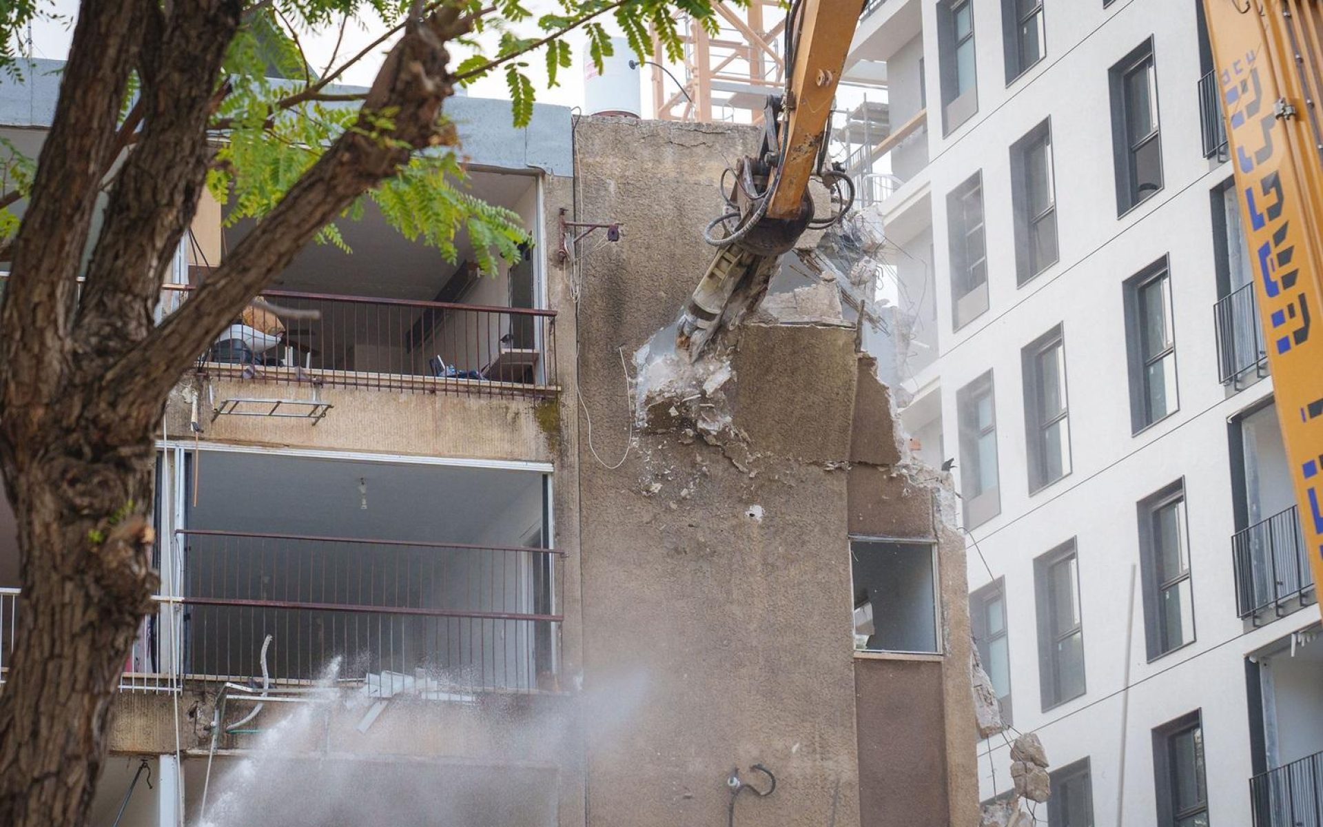 הריסת בניינים ישנים פינוי בינוי התחדשות עירונית פינוי-בינוי שופל טרקטור מתחם אלתרמן מטרופוליס צילום ינאי אלפסי