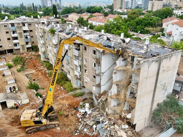 הריסת מבנים ישנים לטובת פרויקט השקד של אשדר בקריית אונו (צילום: ליאור פתאל)