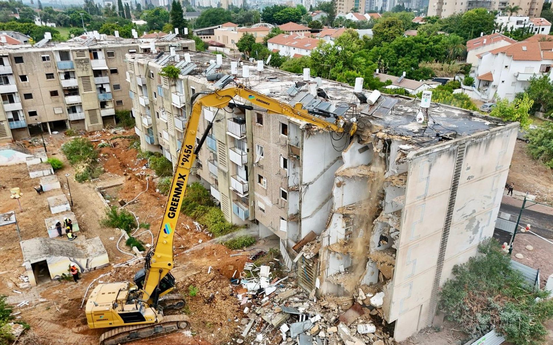 הריסת מבנים ישנים לטובת פרויקט השקד של אשדר בקריית אונו (צילום: ליאור פתאל)