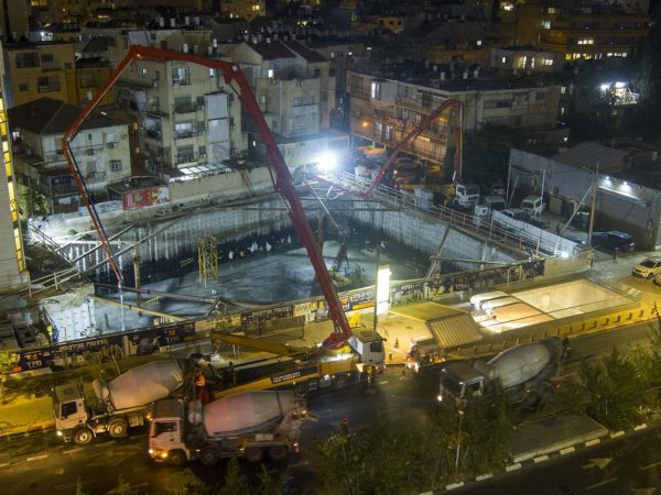 יציקת הרפסודה בפרויקט של מידר בבני ברק (צילום: צילום חכם - רמי חכם)