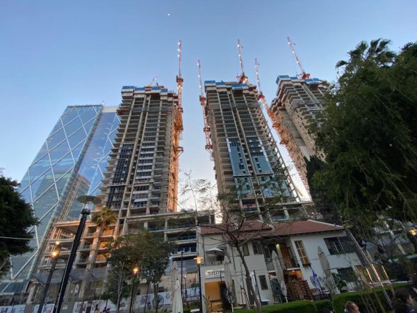 בניינים בבנייה בתל אביב (צילום ארכיון: אלכסנדר כץ)