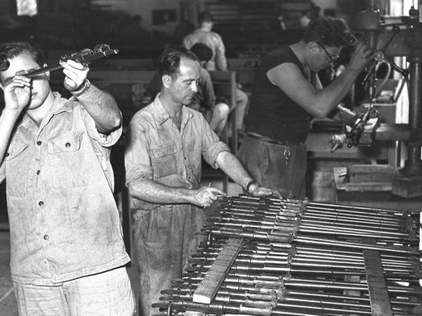 פועלים במפעל תעש המגן בשנת 1955 (צילום: לע"מ)