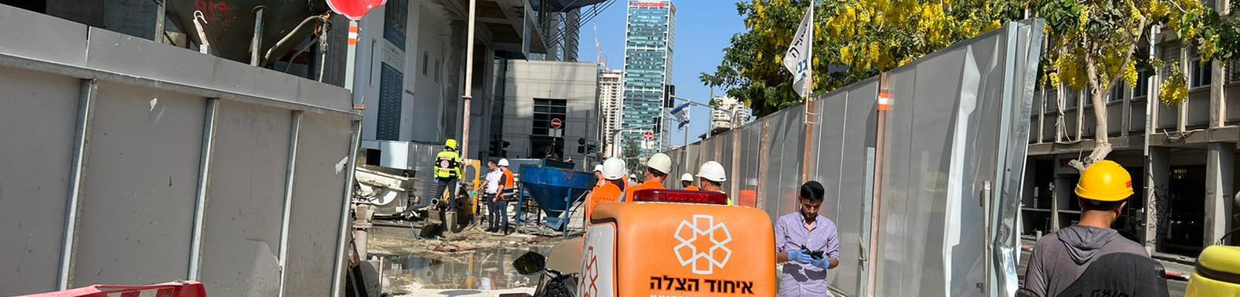 הזירה בה נהרג פועל הבניין ברחוב הארבעה בתל אביב, היום (צילום:: דוברות איחוד הצלה)