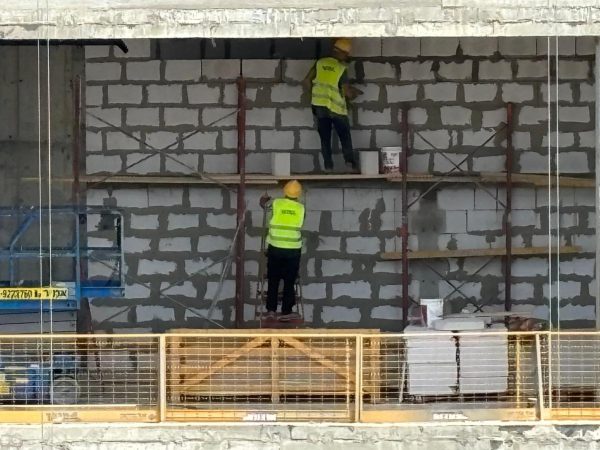 פועלי בנייה בתל אביב (צילום: אלכסנדר כץ)
