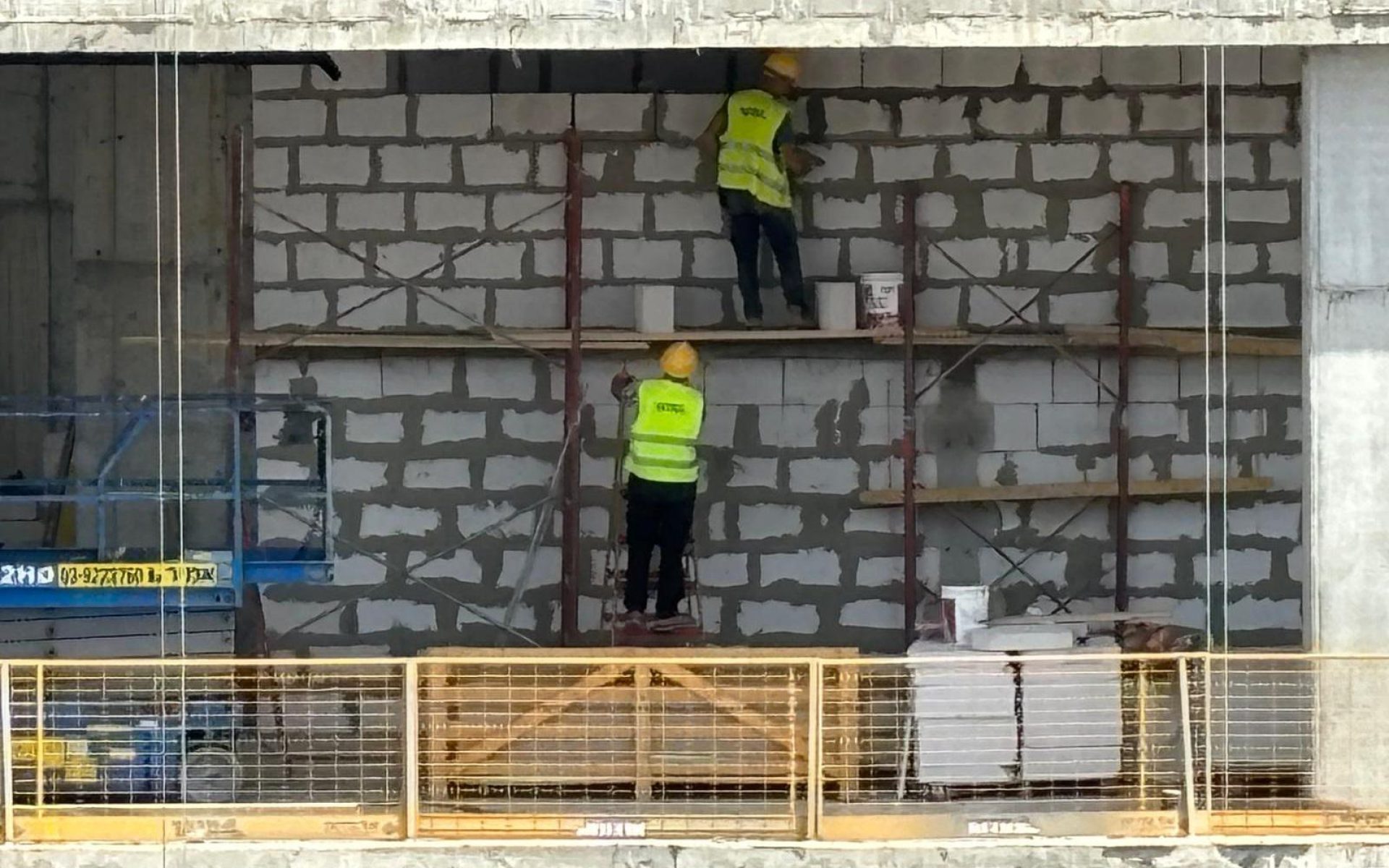 פועלי בנייה בתל אביב (צילום: אלכסנדר כץ)