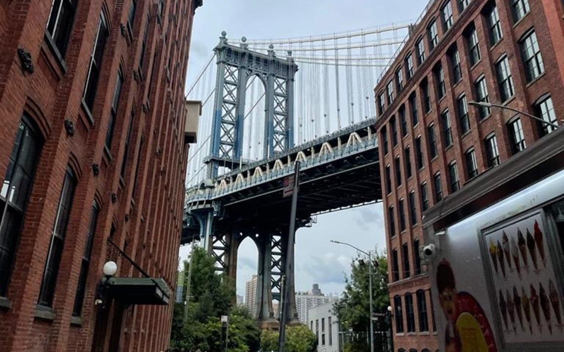 שכונת DUMBO עם גשר ברוקלין ברקע