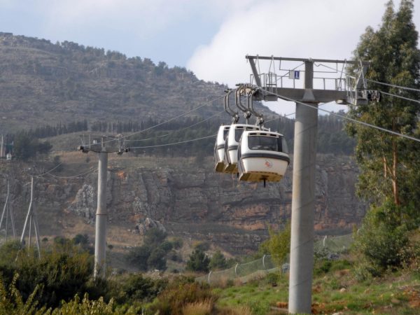 הרכבל של צוק מנרה כבר לא פעיל (צילום: עינת אנקר, לע"מ)