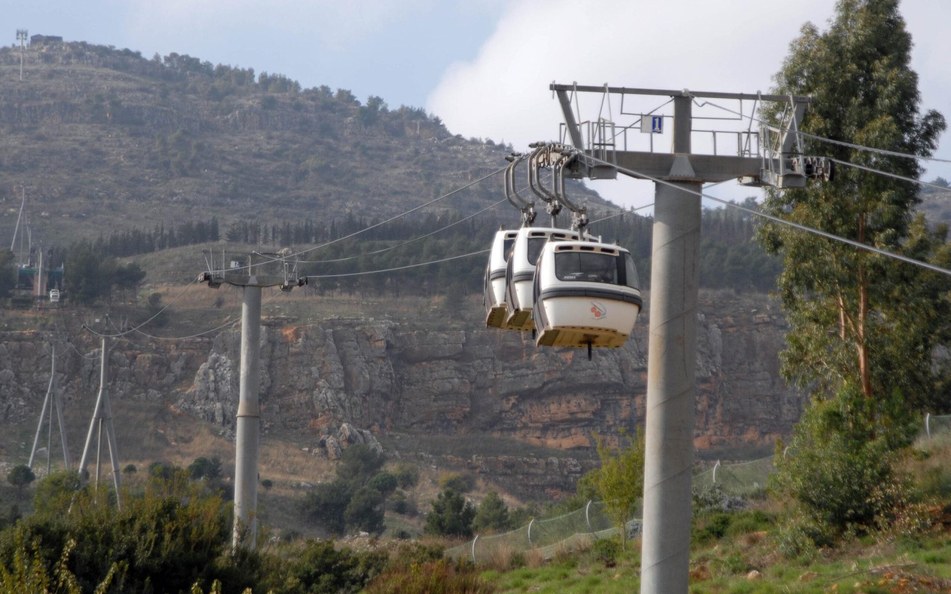 הרכבל של צוק מנרה כבר לא פעיל (צילום: עינת אנקר, לע"מ)