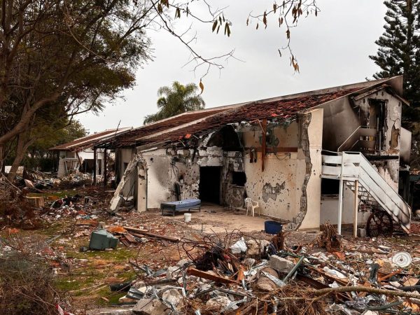 שרידי אחד הבתים בקיבוץ בארי לאחר מתקפת הטרור של חמאס ב-7 באוקטובר (צילום: קובי אלתר)