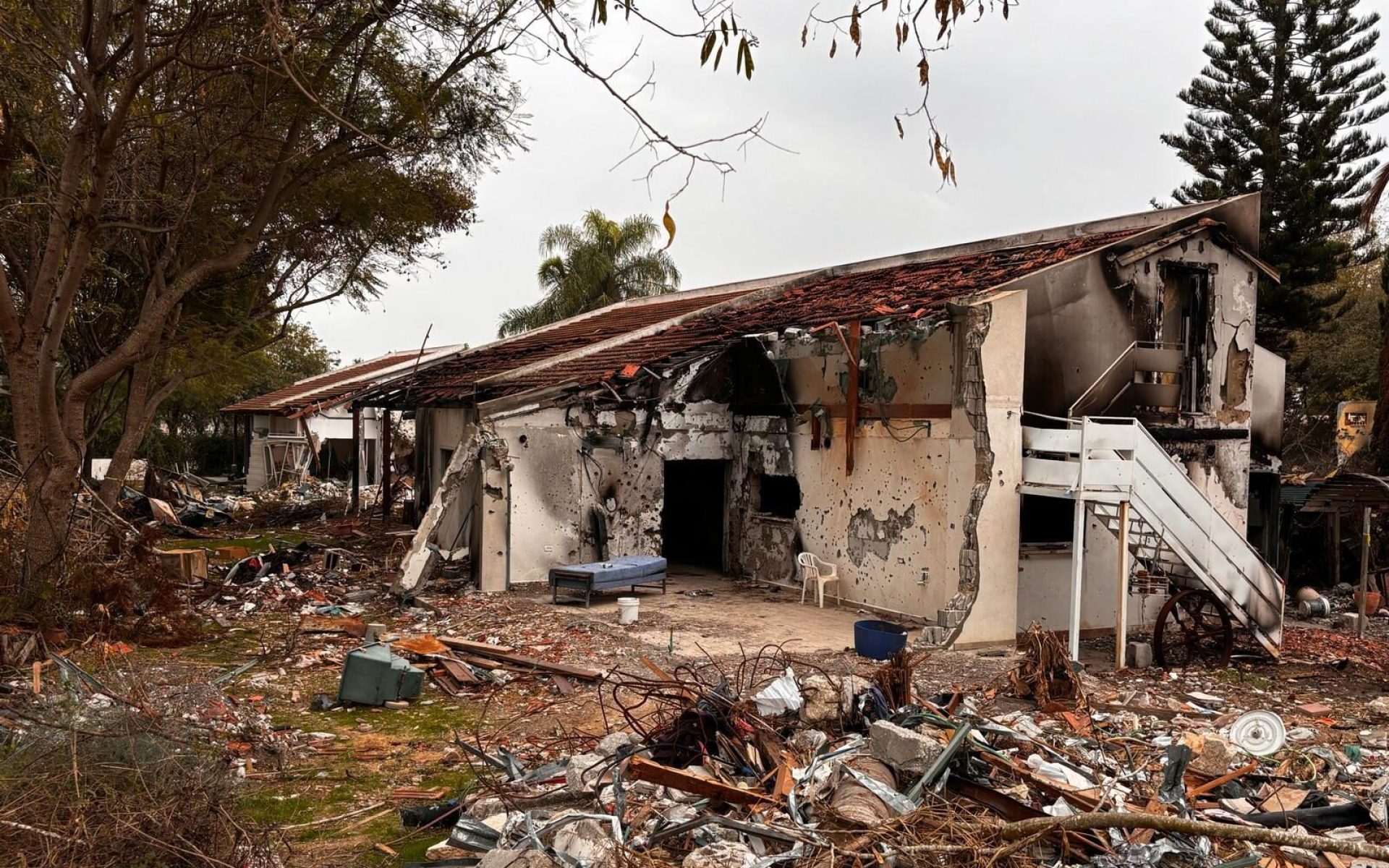 שרידי אחד הבתים בקיבוץ בארי לאחר מתקפת הטרור של חמאס ב-7 באוקטובר (צילום: קובי אלתר)