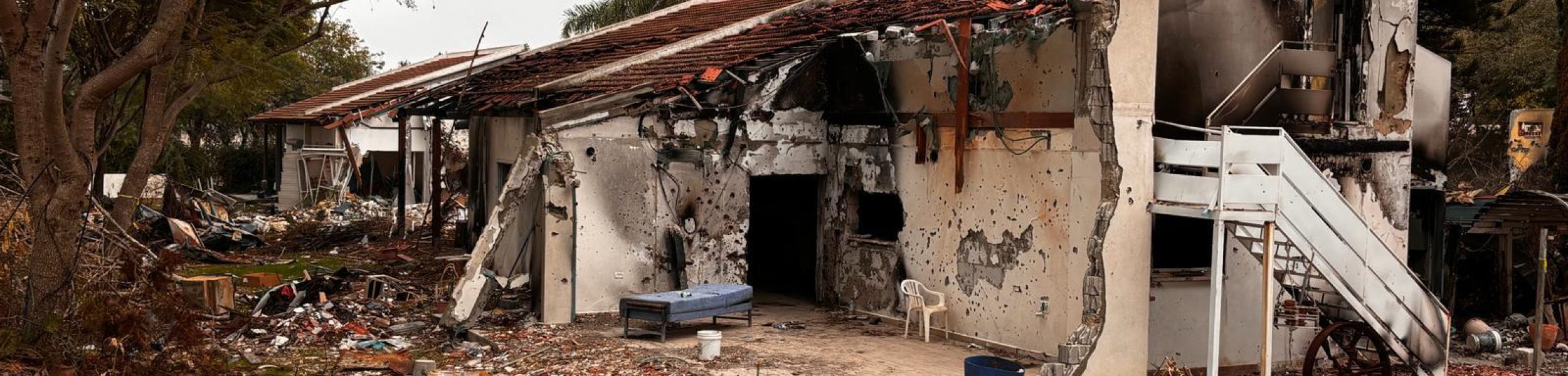 שרידי אחד הבתים בקיבוץ בארי לאחר מתקפת הטרור של חמאס ב-7 באוקטובר (צילום: קובי אלתר)