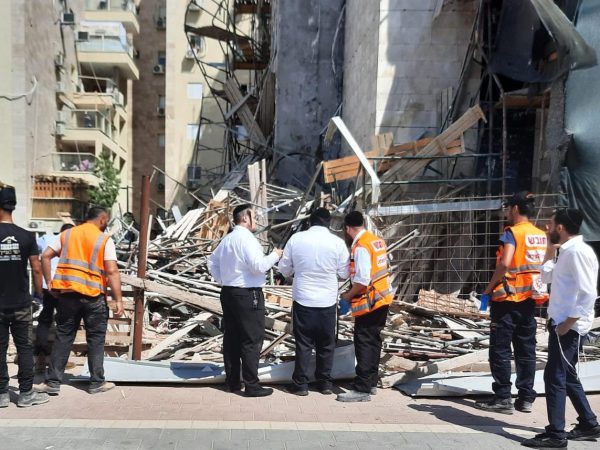 קריסת הפיגומים באשדוד (צילום: דוברות איחוד הצלה)