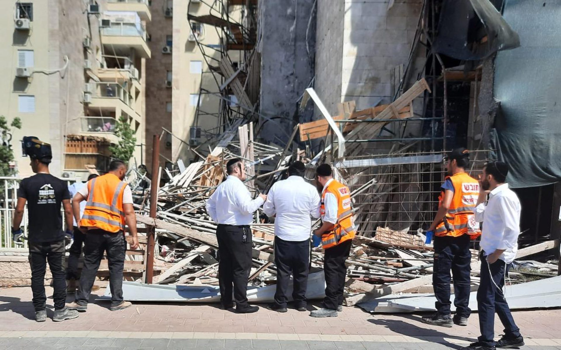 קריסת הפיגומים באשדוד (צילום: דוברות איחוד הצלה)