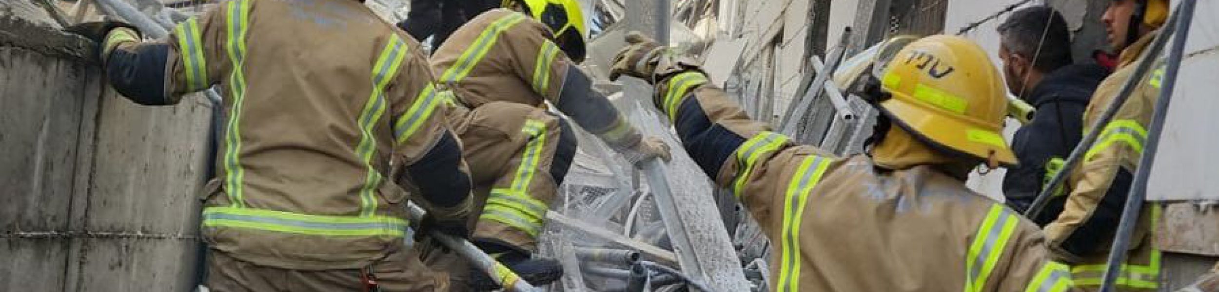 כוחות ההצלה במהלך חילוץ הנפגעים בקריסת הפיגומים ברמת גן (צילום: איחוד הצלה)