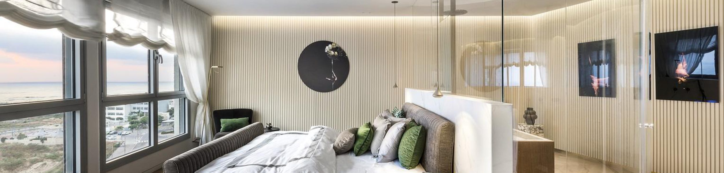 אמבטיה שקופה בקצה המיטה, בעיצובה של צביה קזיוף (צלם: עמית גושר)